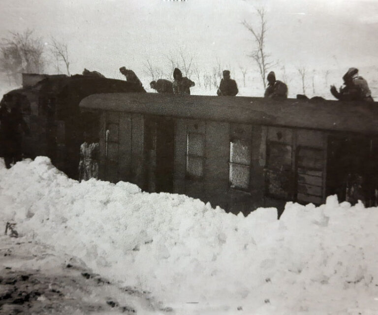 Campotenese: storica nevicata inverno 1930. Squadra di soccorso per liberare il treno a vapore